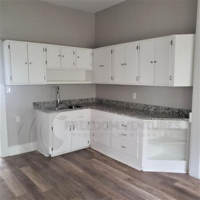 Building Photo - Spacious 3BR/2BA Rental with Hardwood Floors & Updated Living Room