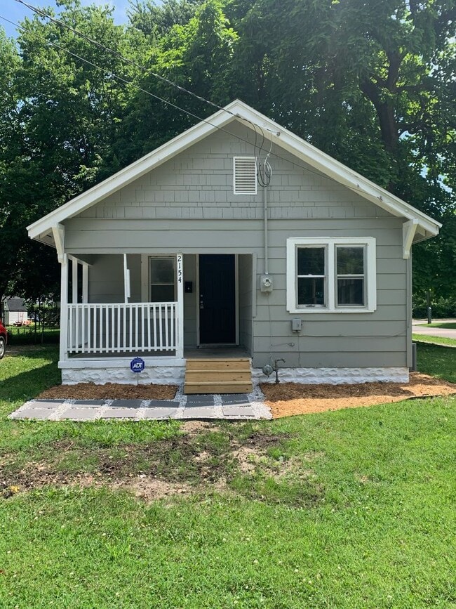 Building Photo - Updated 2 bed/1 bath, 800 sqft home!