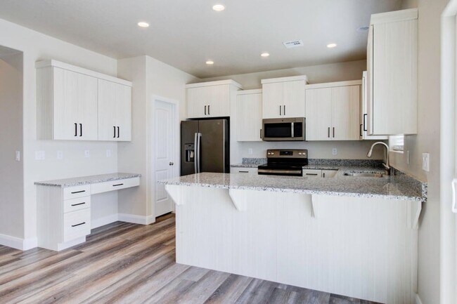 Building Photo - Townhome in the Shadow Cove Subdivision