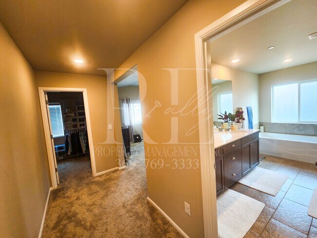 Building Photo - Extra Large Premium Built 4bd