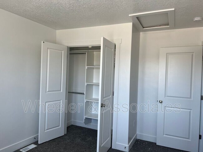 Building Photo - 310 38th St