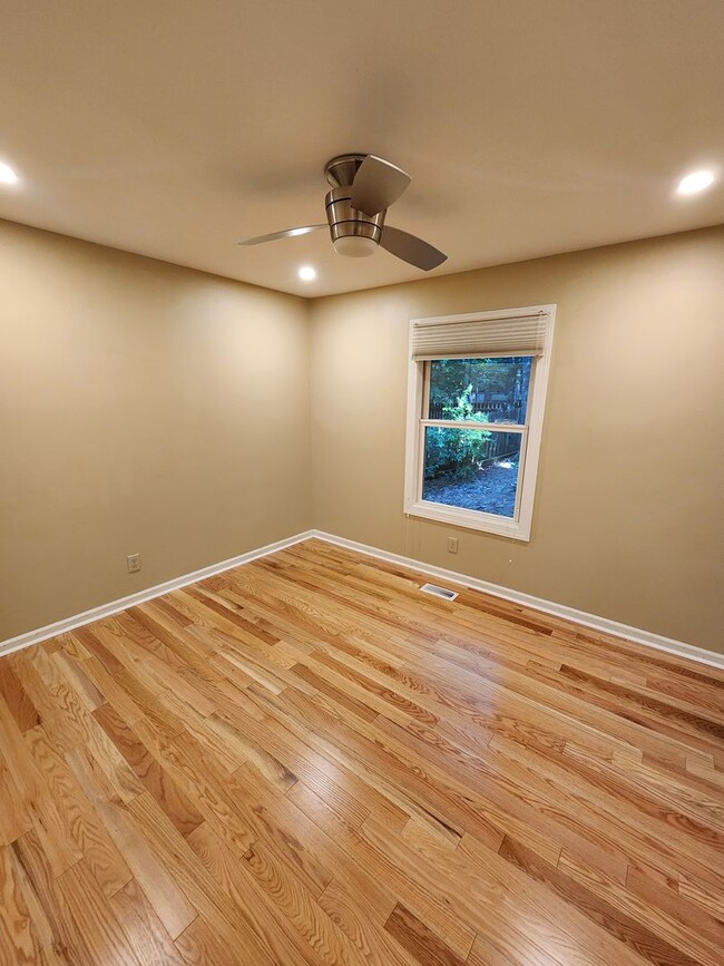 Building Photo - 115 Creekview Cir