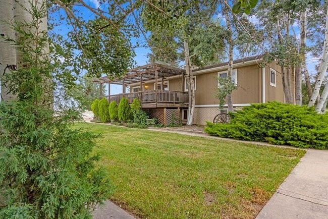 Building Photo - Spacious Bi-Level Home with Mountain & Lak...