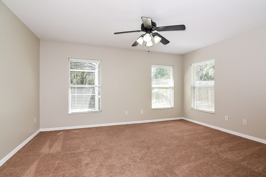 Building Photo - 406 Chimney Rock Dr