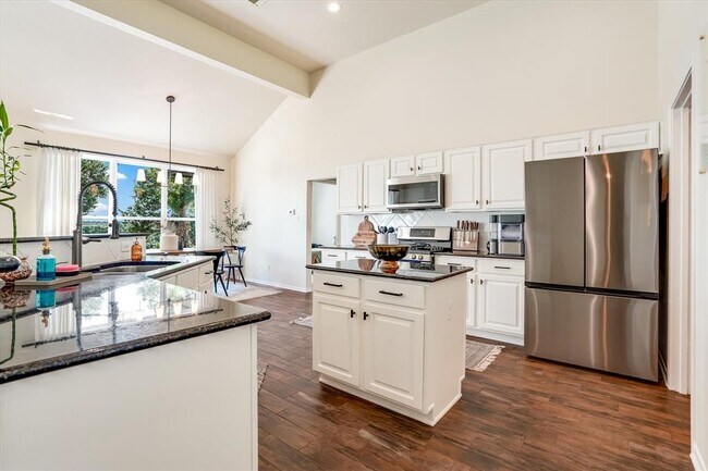 Building Photo - 13201 N Ridge Cir