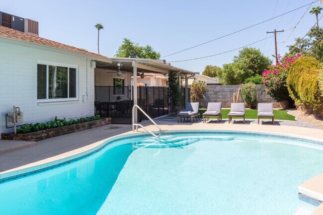 Building Photo - Stunning Remodel near Old Town!
