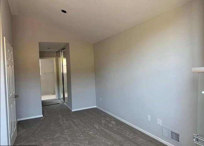 Building Photo - Beautiful 3 Bedroom Condo in Gated Community – San Francisco!