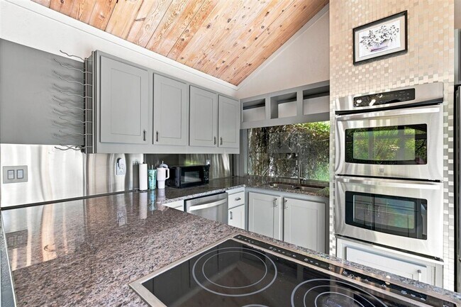 Building Photo - Remodeled Mid-Century 3-Bedroom, 2.5-Bath Home in a Highly Desirable Boise Neighborhood