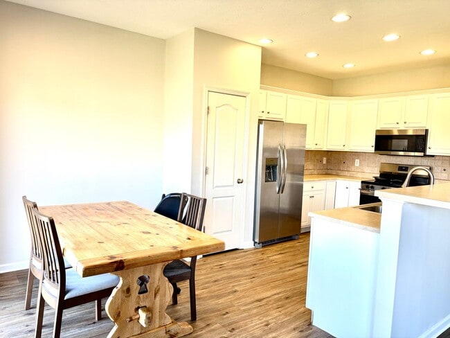 Building Photo - Don't miss out on this great 3 bed 3.5 bath townhouse with tons of amenities!