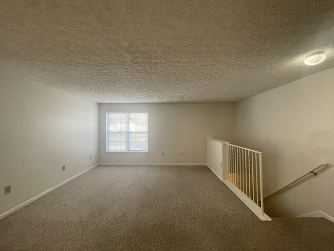 Building Photo - 5566 Garden Ridge
