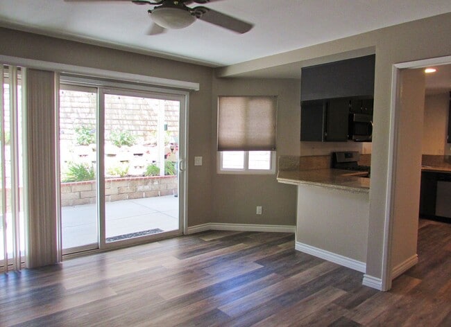 Building Photo - Gorgeous Private  Townhome on Cul-de-Sac--...
