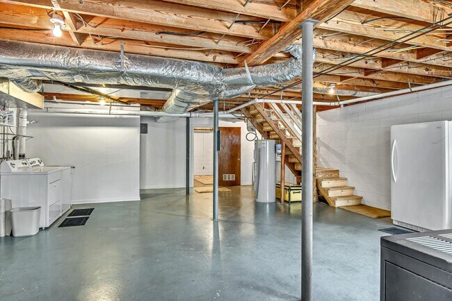 Building Photo - 105 N Poole St