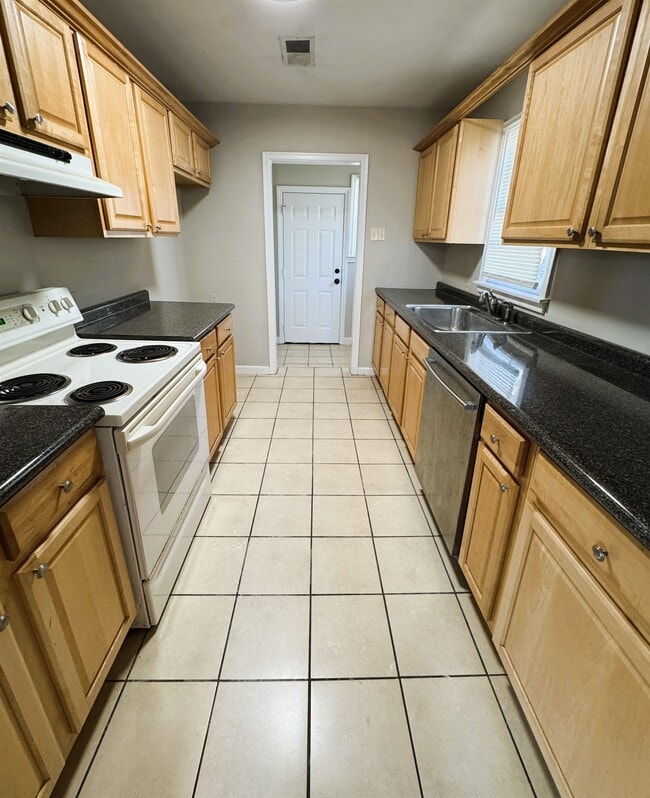 Building Photo - 1331 Colonial Rd