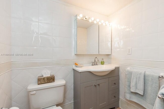 Building Photo - 2625 Collins Ave