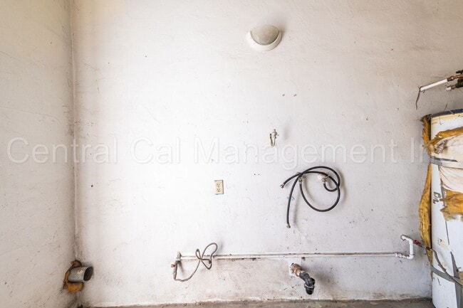Building Photo - 3 Bedroom/2 Bath Home - $1695 per Month!