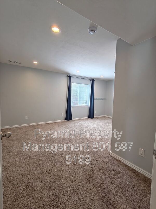 Building Photo - 2896 E Lookout Dr