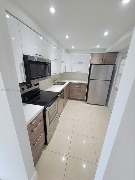 Building Photo - 3301 N Country Club Dr