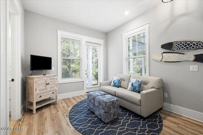 Building Photo - 15 E Queen Palm Dr