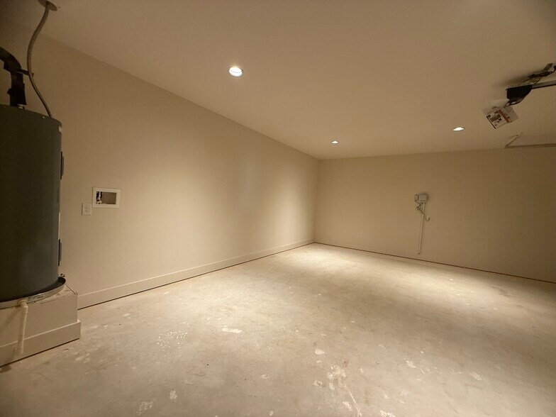 Building Photo - 207 Railroad Ave