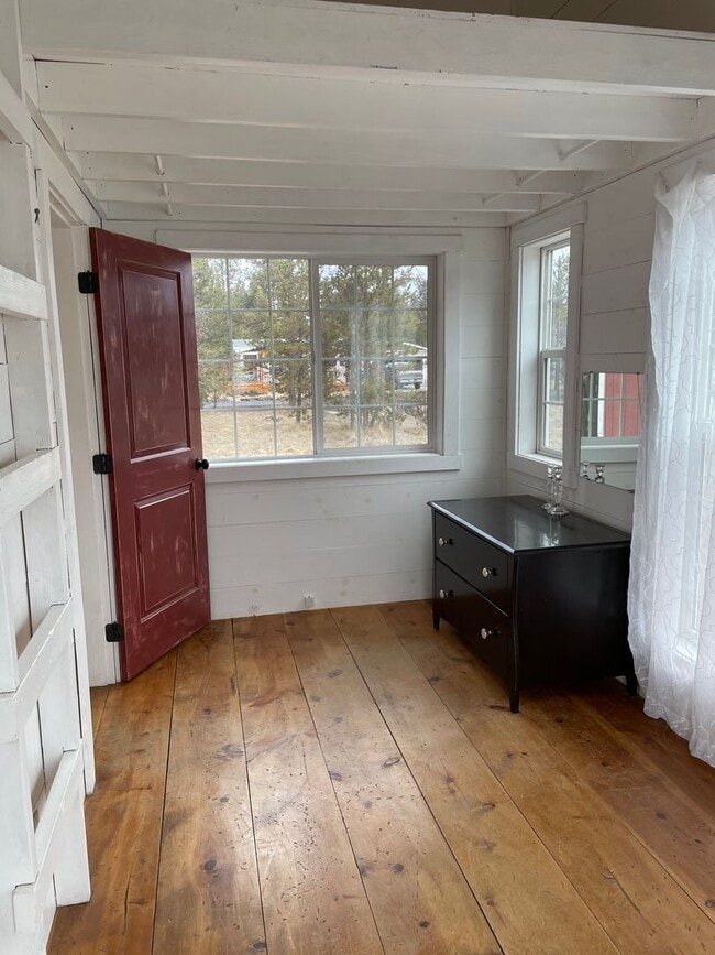 Building Photo - Charming Canal-Front Cottage Near Sunriver | Month-to-Month