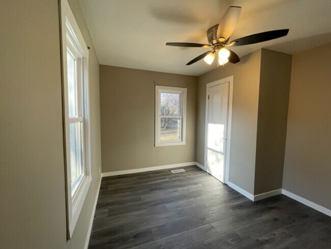 Building Photo - HUGE SHOP!  Updated 3 bedroom home in great location close to Mercy