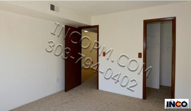 Building Photo - Top floor one bedroom condo with carport!!!