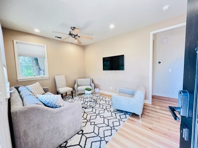 Building Photo - FURNISHED!!! Charming 2BD/1BA Single-Story...