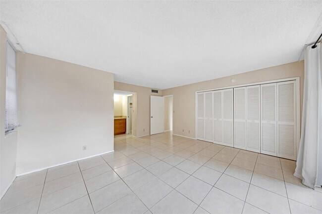 Building Photo - 2601 S Palm Aire Dr