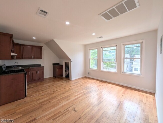 Building Photo - 34 Cedar Ave