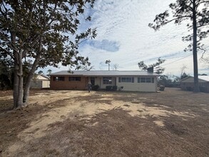 Building Photo - 3 Bed 1.5 Bath Brick House