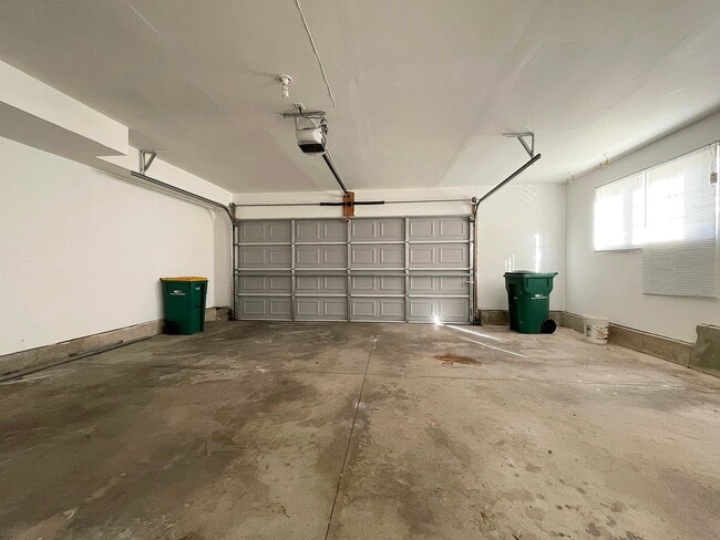 Building Photo - 341 Holiday Ln