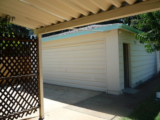 Building Photo - 3 bedroom + Bonus Room/Office in East Redding