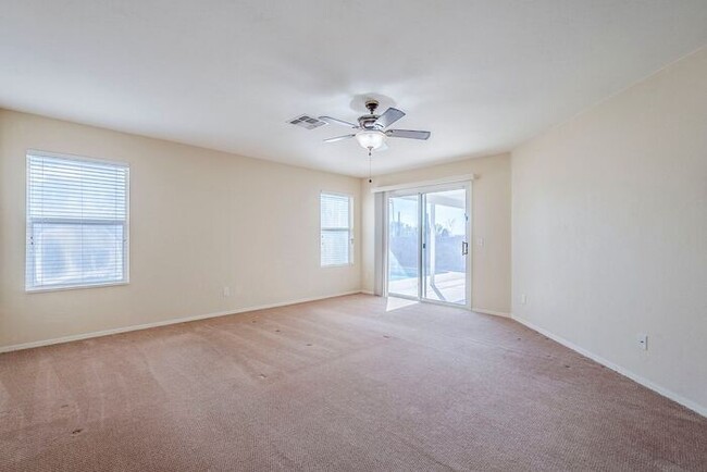 Building Photo - Pending/ Rented - Bright & Spacious 3-Bed ...