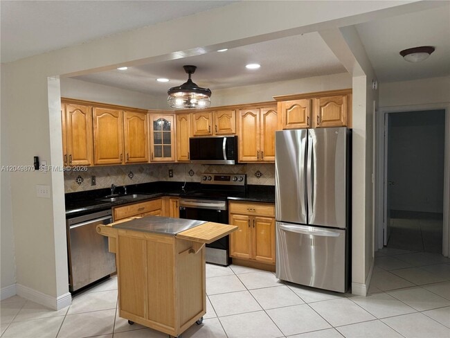 Building Photo - 110 Cypress Club Dr