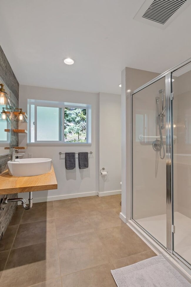 Building Photo - Great modern home located on Mercer Island