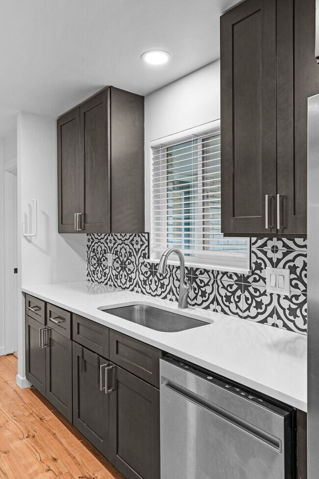 Building Photo - Charming and Renovated 4 Bedroom 2 Bathroo...