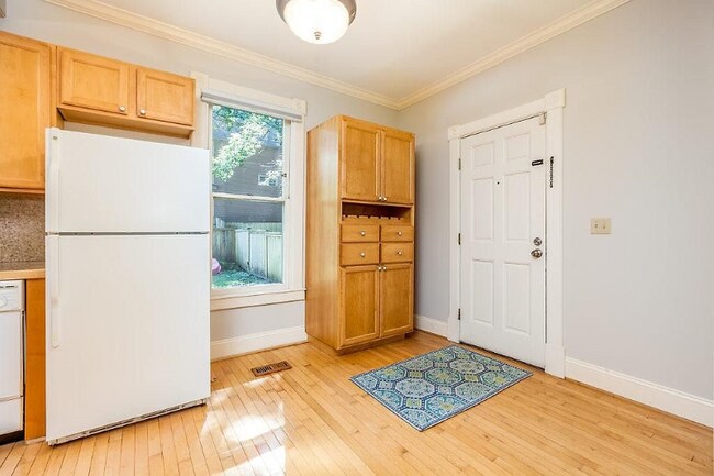 Building Photo - 238 Dale St N