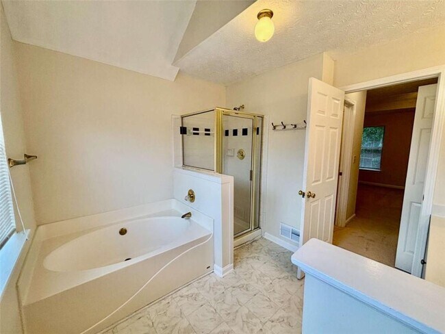 Building Photo - 3399 Benthollow Ln