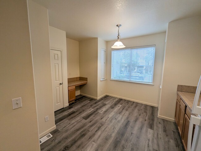 Building Photo - Minutes from Nike and One Week Free! 2 Bed...