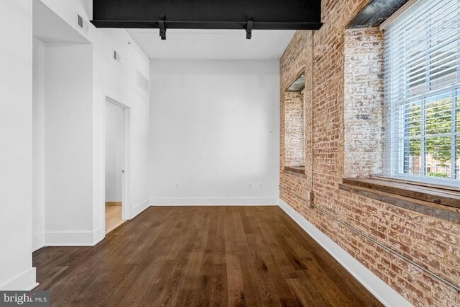 Building Photo - 515 N Washington St