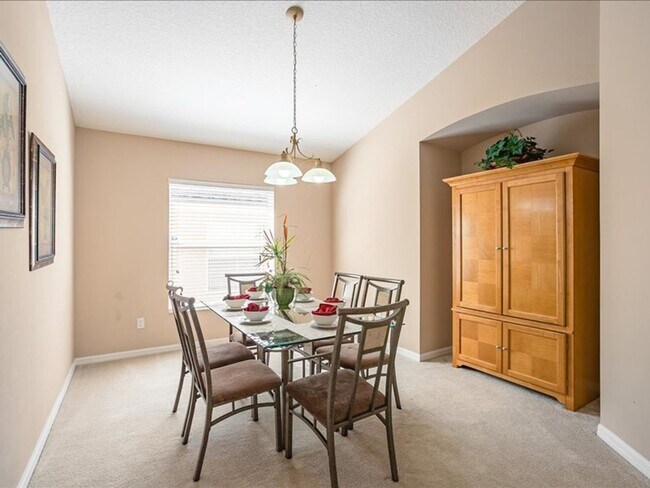 Building Photo - Stunning Fully Furnished 4-Bedroom, 3-Bath...