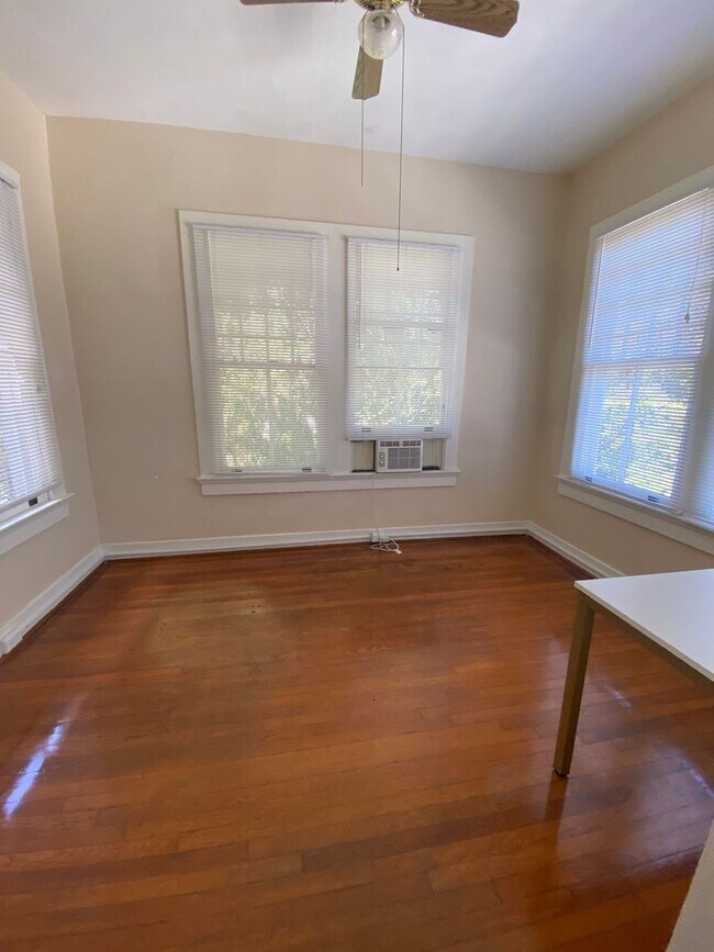 Building Photo - 2 Bedroom Available in the University Area!