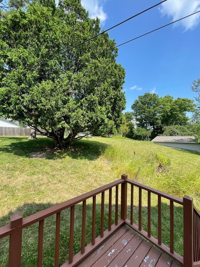 Building Photo - AVAILABLE JULY- 3 Bedroom, 1.5 Bath Home!