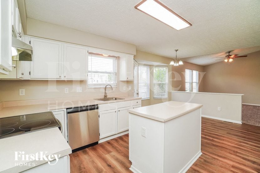 Building Photo - 1829 Westbrook Village Dr