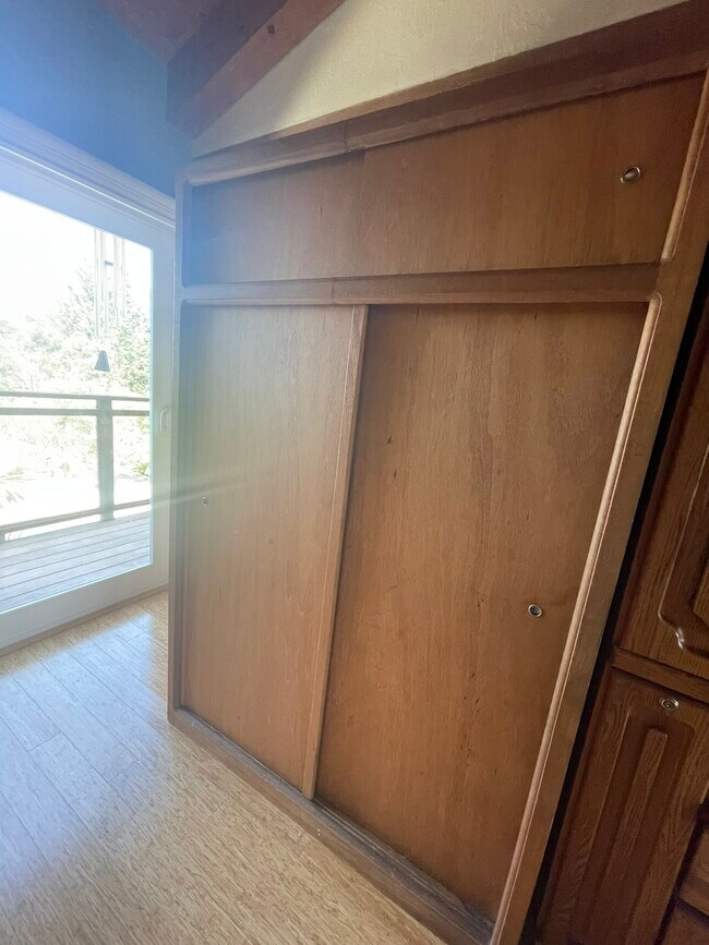 Building Photo - 510 Lakeview Way