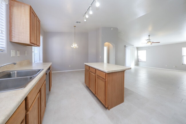 Building Photo - 10886 S Arrowhead Spring Dr