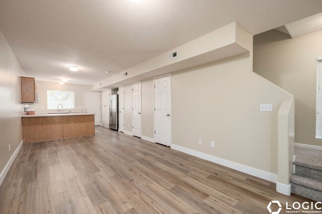 Building Photo - Spacious Row End Townhome in Amazing Locat...