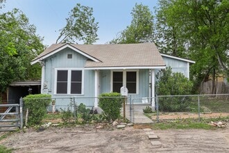 Building Photo - 2310 N Sabinas St