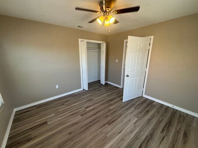 Building Photo - Spacious 3 bed 2 bath home, move in ready