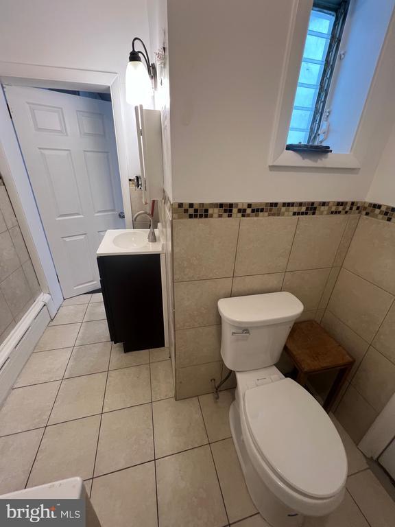 Building Photo - 1731 W 6th St